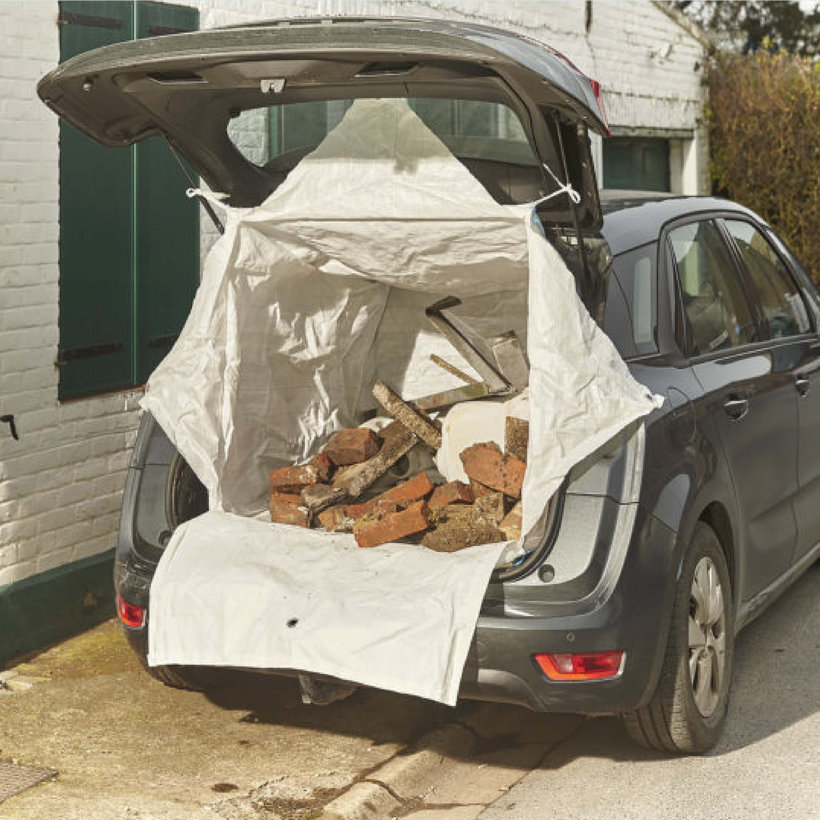 Nagy zsák autó csomagtartójába