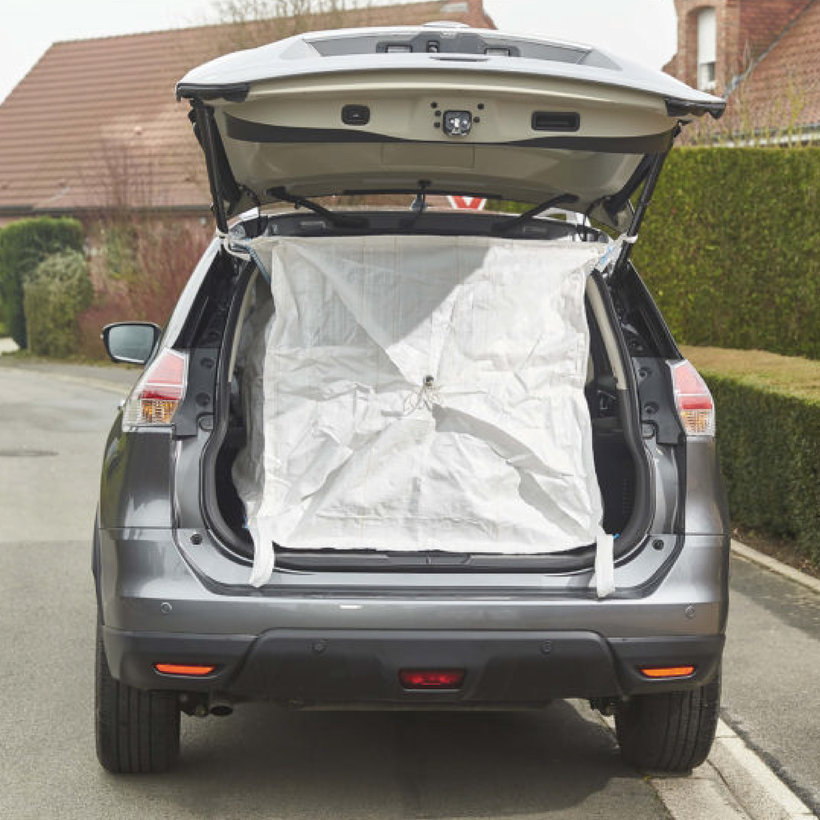 Nagy zsák autó csomagtartójába