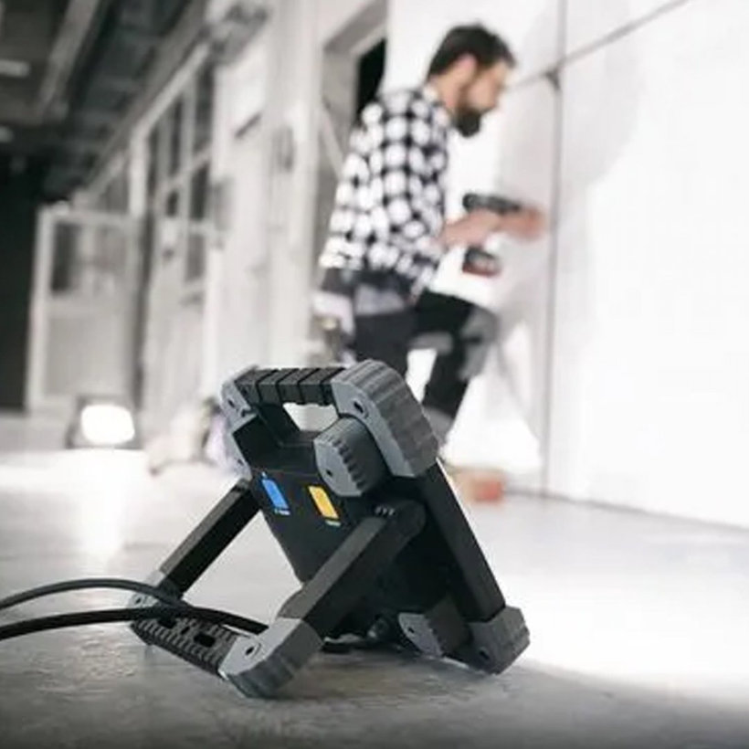 TORAN hordozható LED reflektor