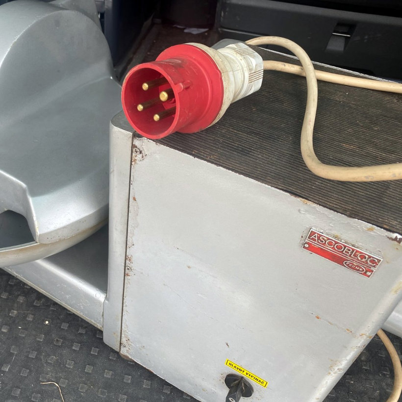 Villa 400V 32A/5 IVNO 3253