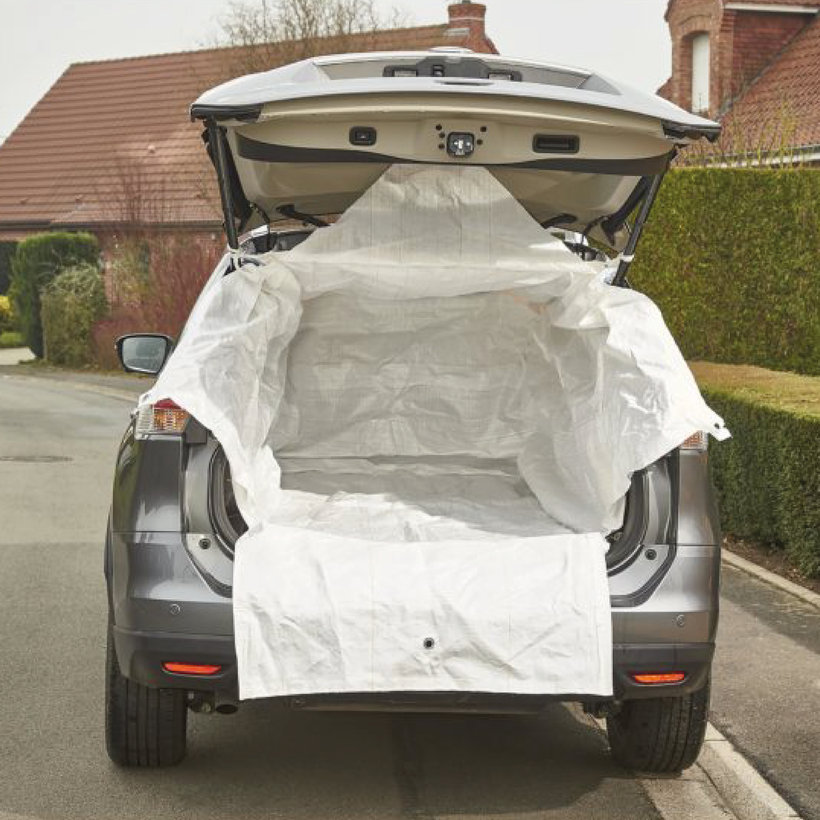 Nagy zsák autó csomagtartójába